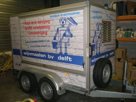 Bedrijfsaanhanger van Wijnmaalen bv met de robot en de diensten hogedrukreiniging en graffitiverwijdering